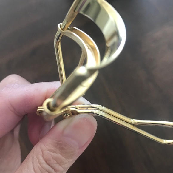 Shu Uemura Gold Eyelash Curler - Maison Kitsune Collab - Picture 4 of 9